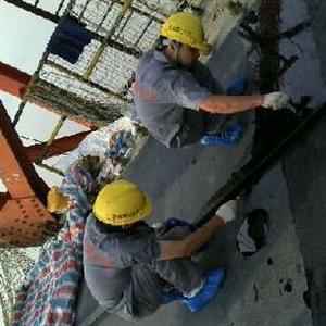 欧亿体育_欧亿体育集团有限公司员工在做复合润滑涂层